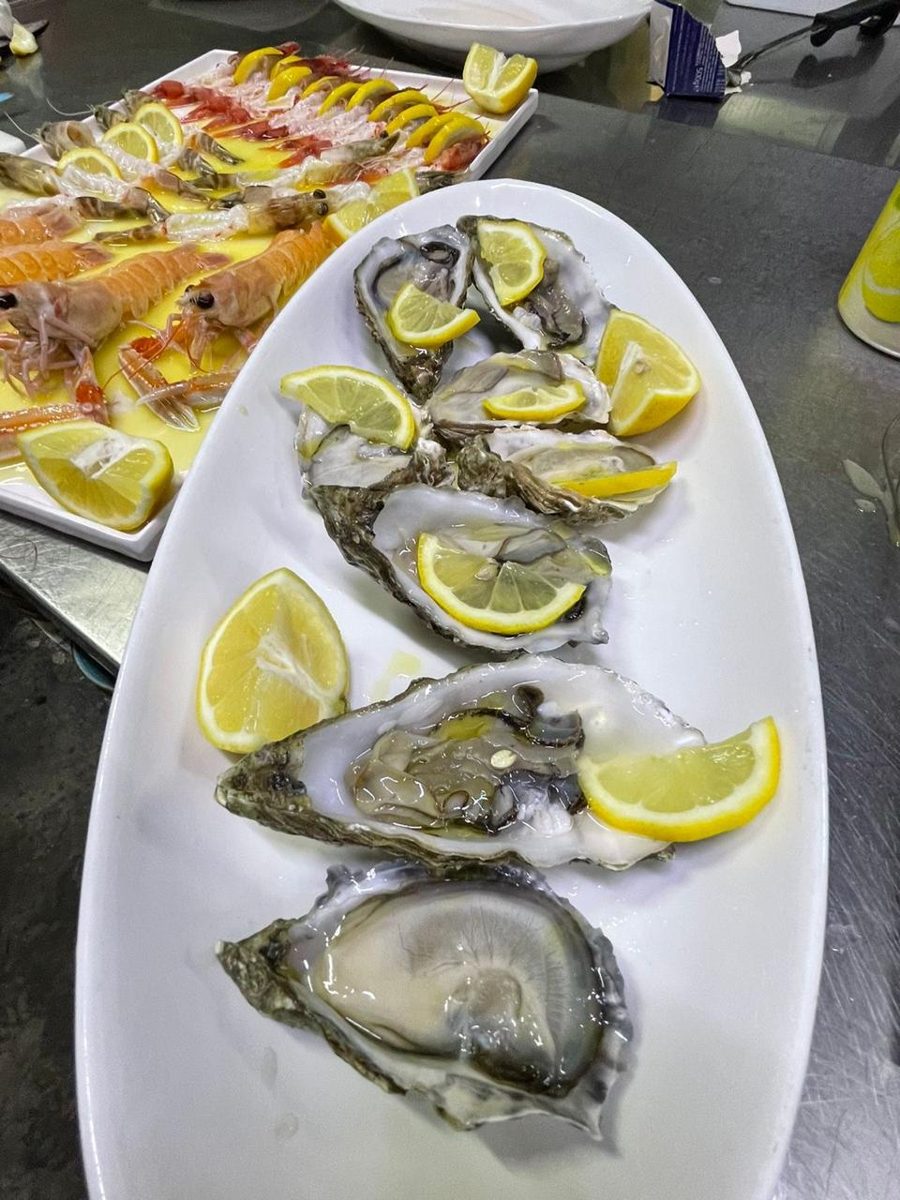 Fresh oysters with lemon